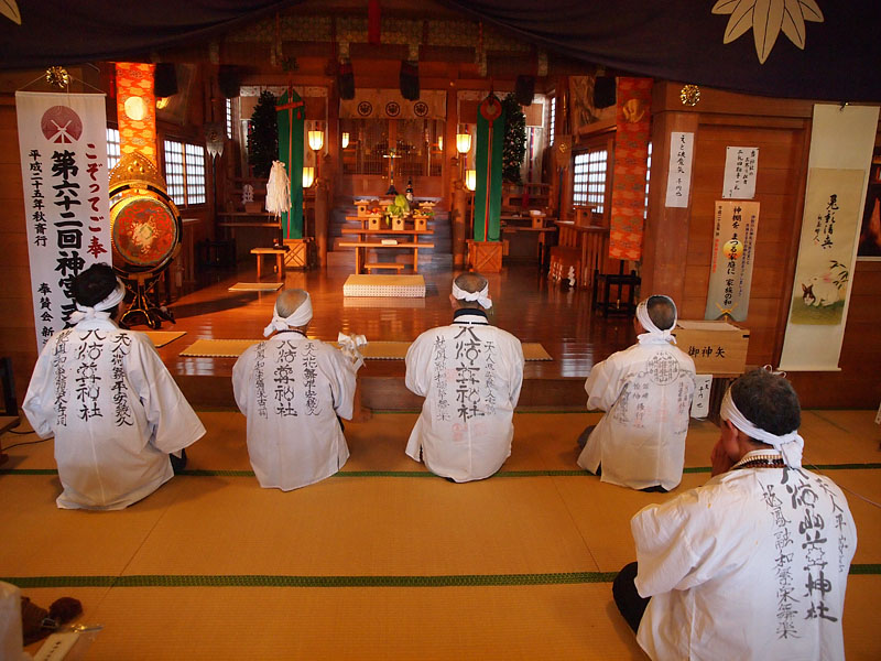 八海山尊神社に参拝する寒修行者たち　11:23