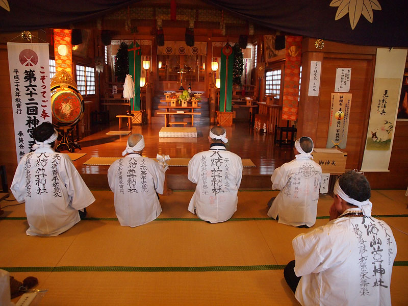 八海山尊神社に参拝する寒修行者たち 11:23