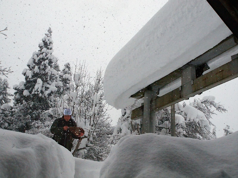 大雪のなか八海山尊神社を後にする山崎さん 11:48