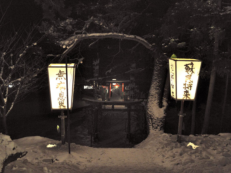 積雪の熊野神社参道