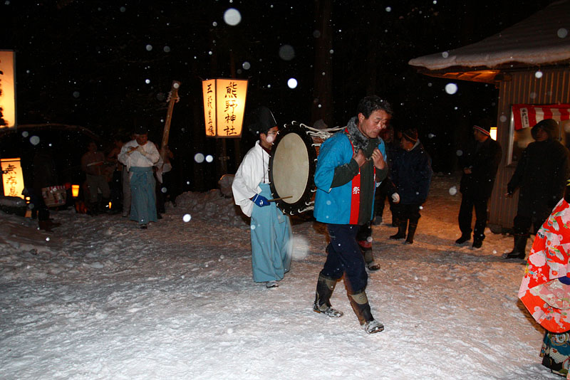 熊野神社拝殿に向かう四角登りの行列 18:42