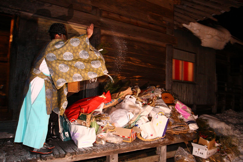 祭り用具一式に塩をかけて清める/拝殿