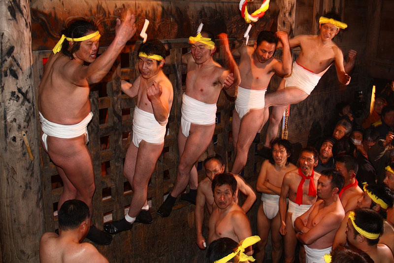 拝殿の格子にとりついた男たち