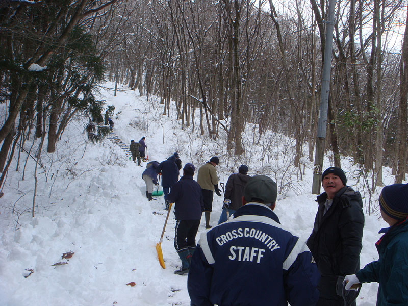 胡四王山表参道の除雪 2011.1.1 09:40