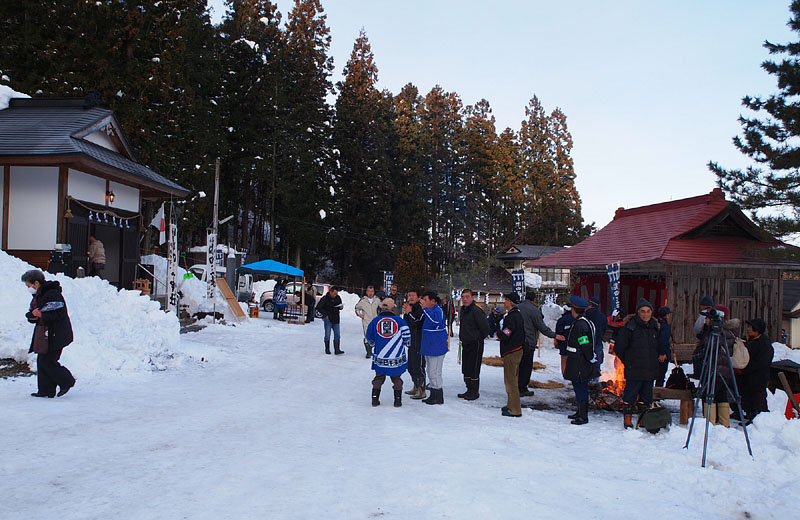 胡四王山山麓に建つ社務所(左)