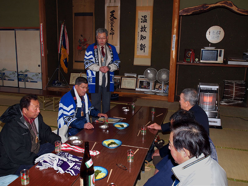審判長会議で挨拶する中島秀樹保存会会長/胡四王研修館 09:02