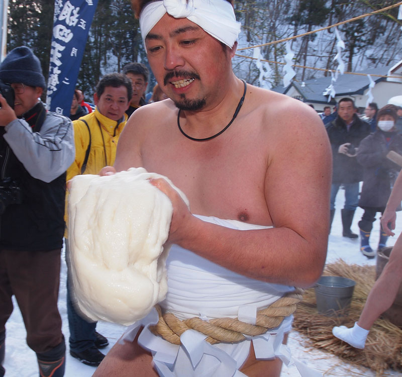 搗き上がった餅を運ぶ