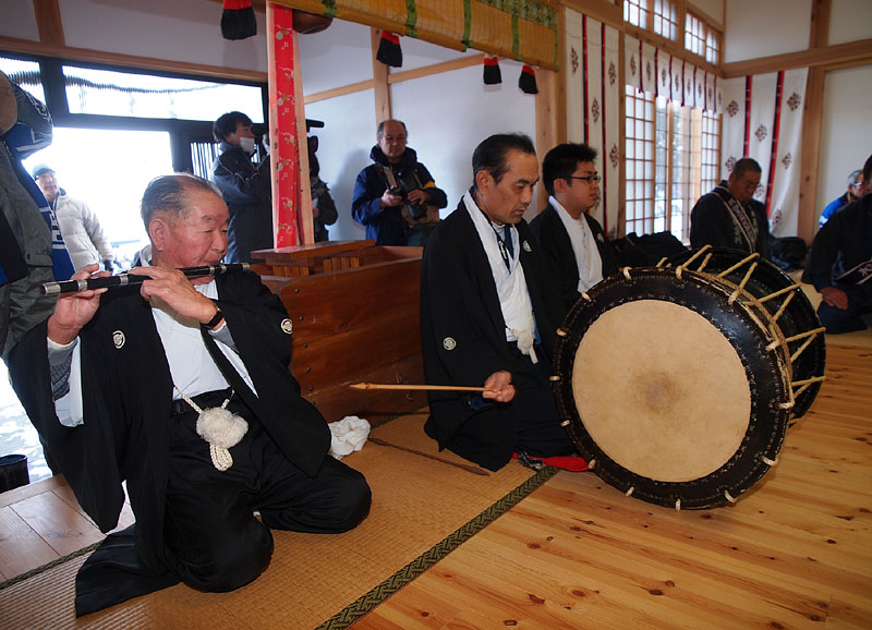 胡四王神楽の奉奏/遙拝殿 2011.1.2 09:32