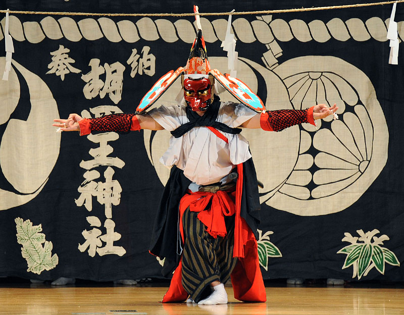 ダイナミックな演舞が素晴らしい胡四王神楽