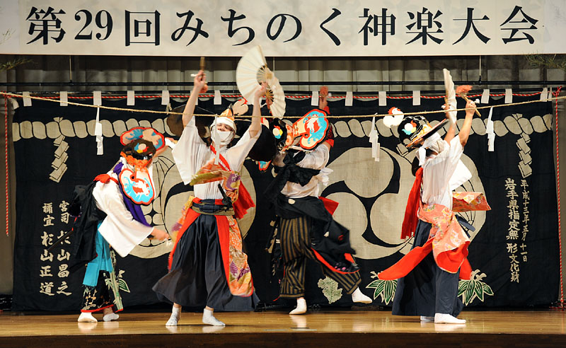 カラフルな衣装で舞台狭しと踊る胡四王神楽