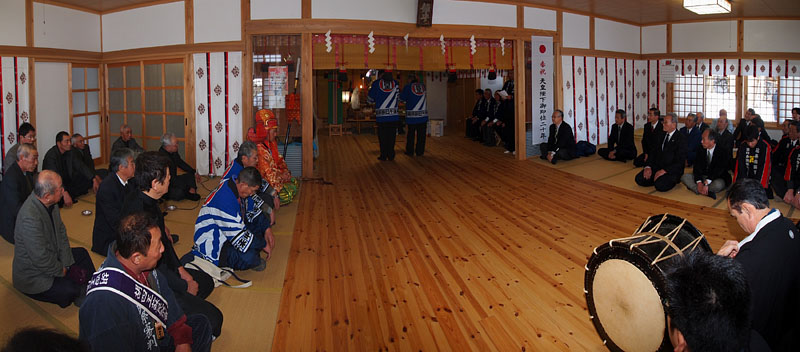 広々とした遙拝殿の神事