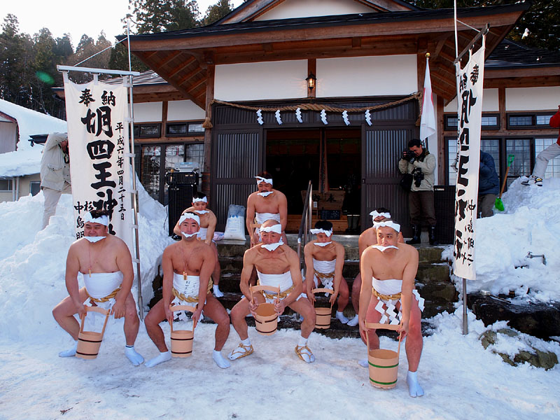 褌一丁の雪中禊/社務所前広場 10:04