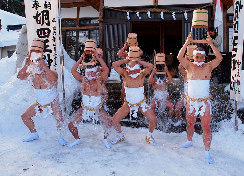 冷水を頭から被る寒中禊!