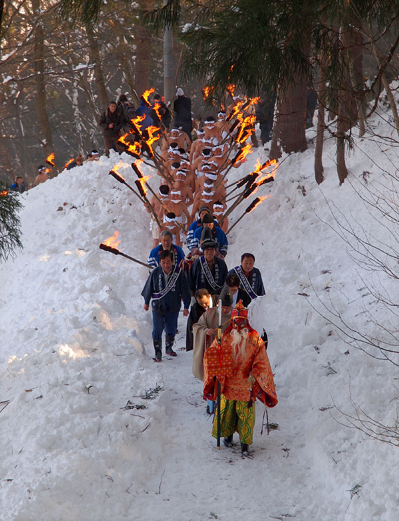 燃え盛る松明の行進/胡四王蘇民祭(岩手県花巻市) 2011.1.2 10:26