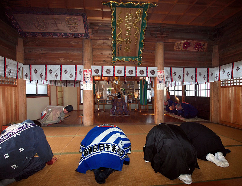 胡四王神社拝殿での神事 10:34