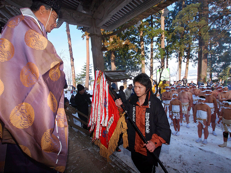 昨年度の取主・八重樫将弘さんより杉山宮司へ優勝旗の返還 10:38
