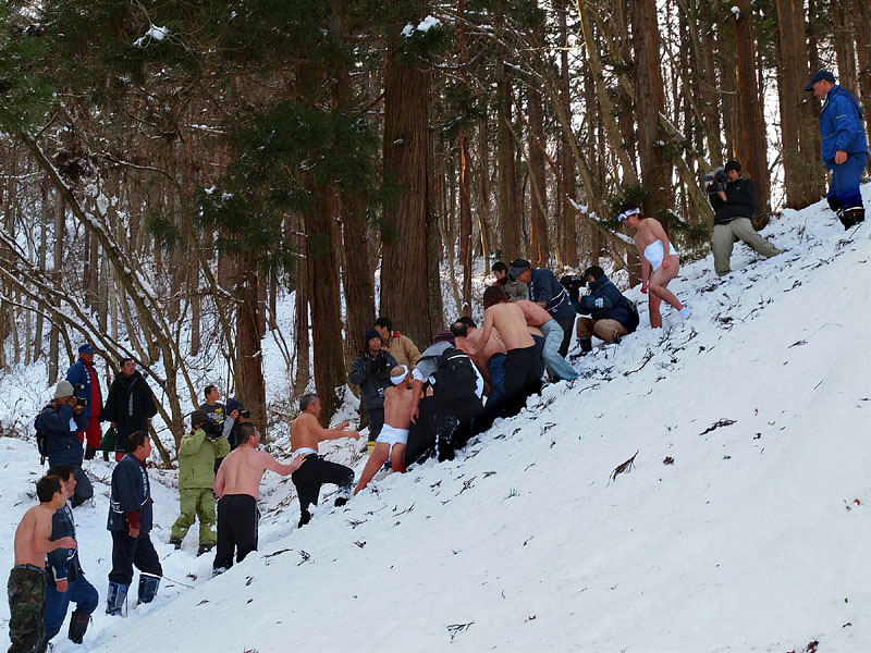 雪の急斜面を滑り落ちる 11:48