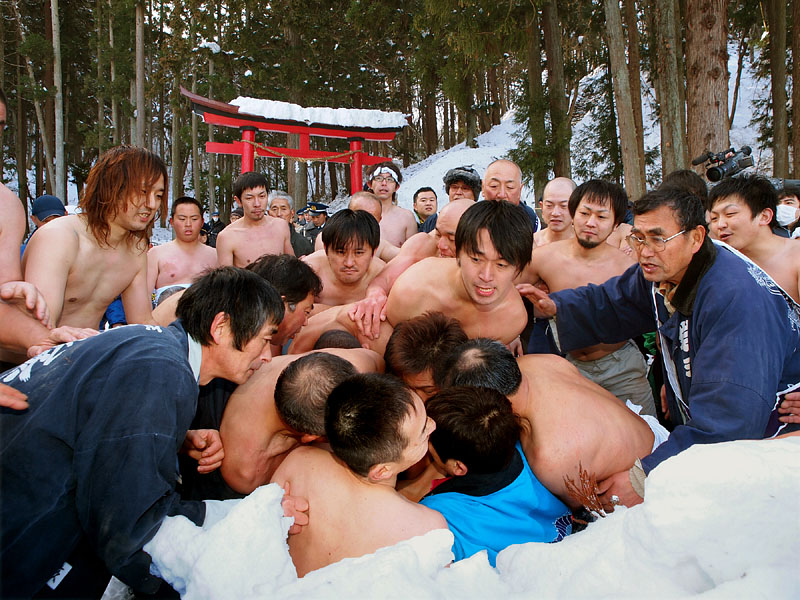 赤鳥居前の攻防! 2011.1.2 11:54