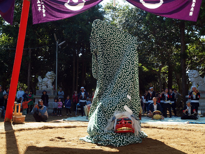 獅子舞の土俵入り 1/4