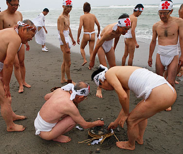 砂の上に丸い浜石を載せる