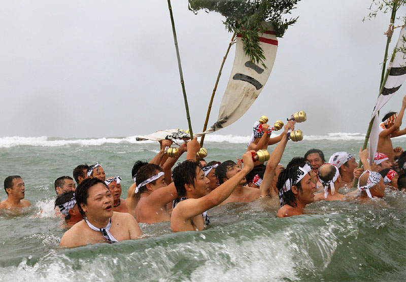 觸鈴を打ち鳴らす二番觸の浜垢離(二番町/西中区)