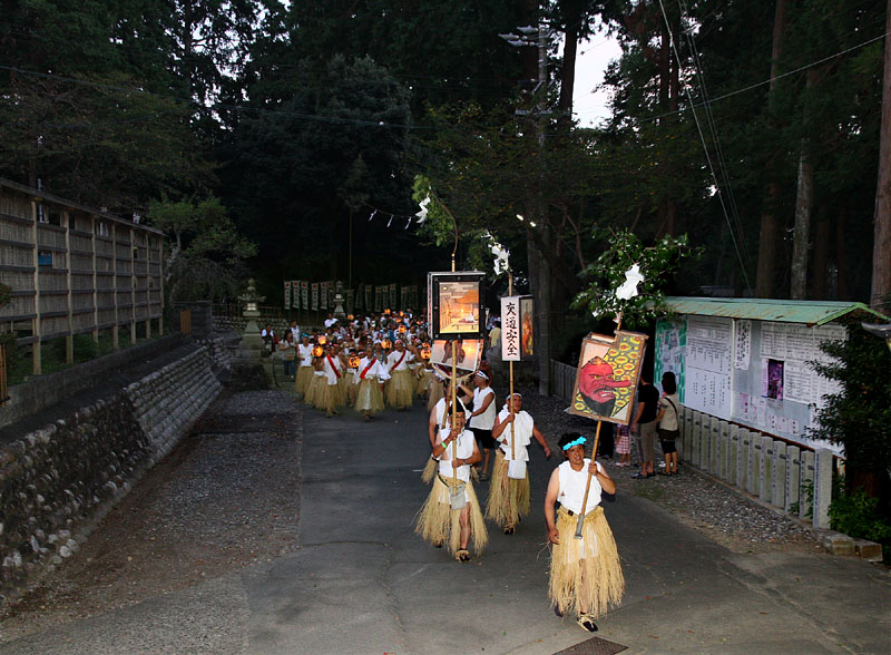山車(万燈)を先頭に見付天神に向かう東区子供連 18:04