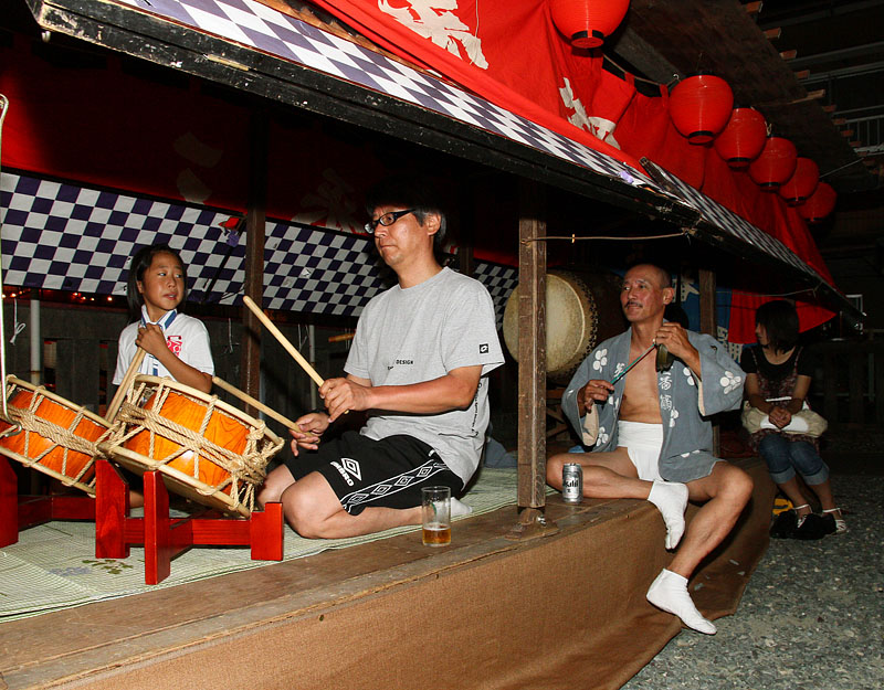 三番觸の屋形でお囃子の演奏/熊野神社(東区) 19:06