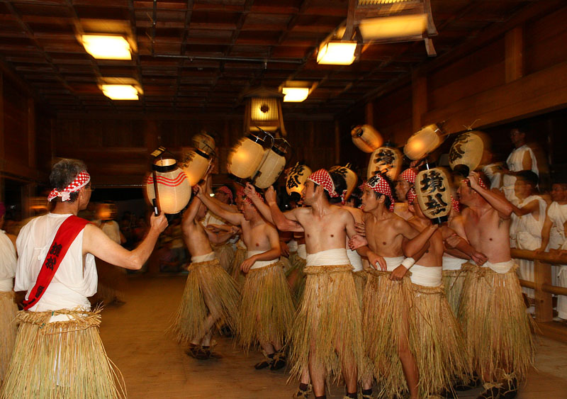 境松の印提灯を持つ月松社の鬼踊り(中央町・西区)