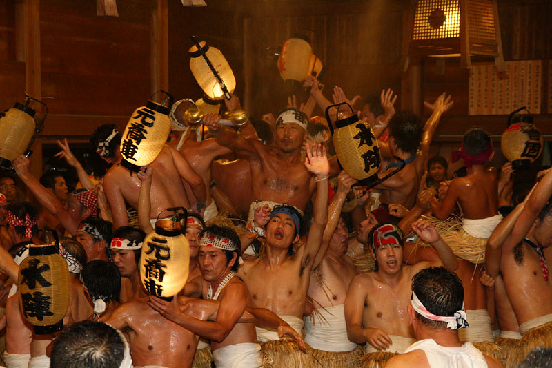 盛り上がってきた鬼踊り/見付天神・拝殿 22:59