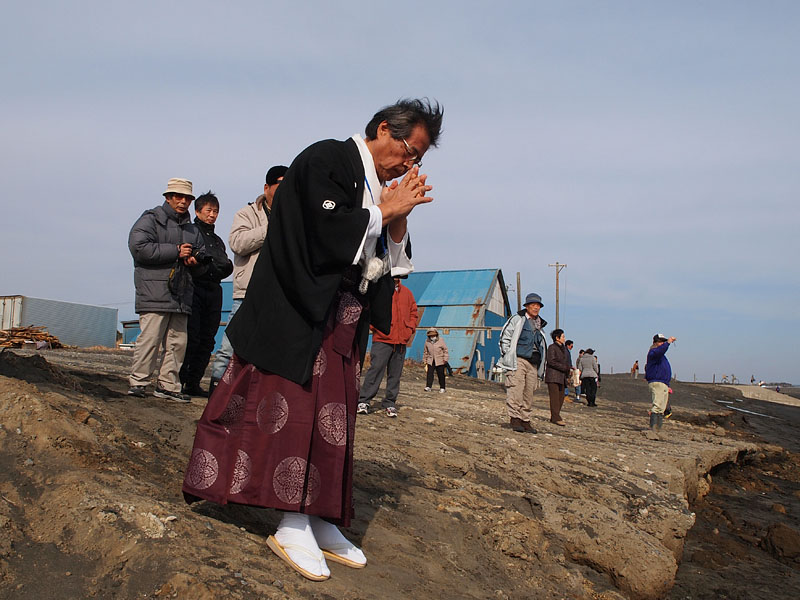 岸辺で祈る栗原宮司
