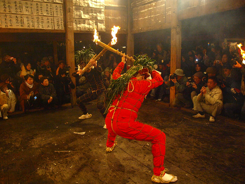 災払鬼と荒鬼の対決/天念寺修正鬼会(大分県豊後高田市) 2011.2.9 22:20