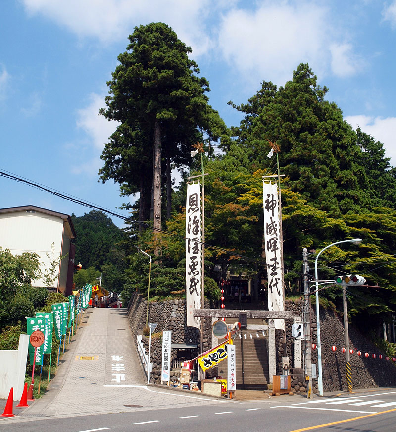 和田乃神社の入口/青梅街道 2010.9.5 10:43
