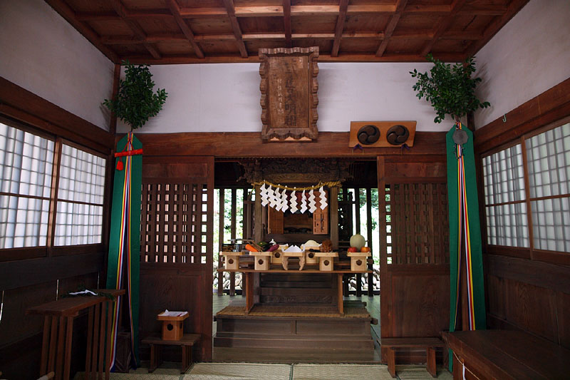 和田乃神社の幣殿と本殿