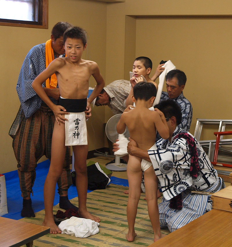 黒帯を締める三役力士の雷乃神/西方大関・谷部野くん(6年生)