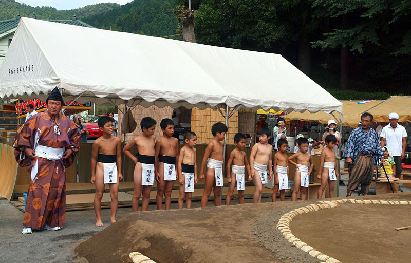 整列した10人の東方力士