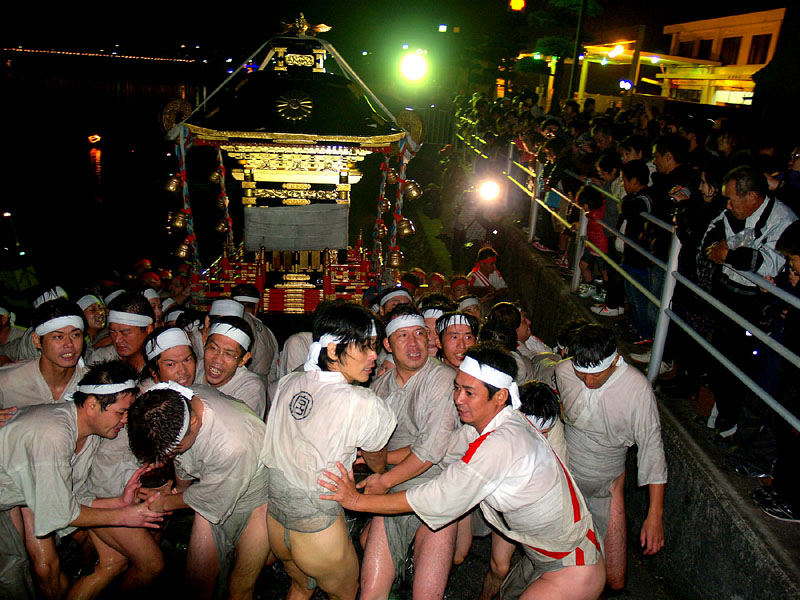 観衆の面前で坂をのぼる若宮神輿