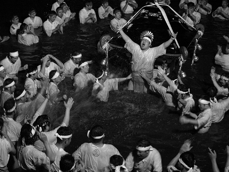 最後の難所・上陸地点で気合いを入れる川組神輿 2010.11.21 18:39