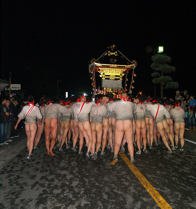 陸組への引継地点に向かう川組神輿