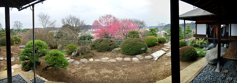 東広縁から西広縁(右)を臨む