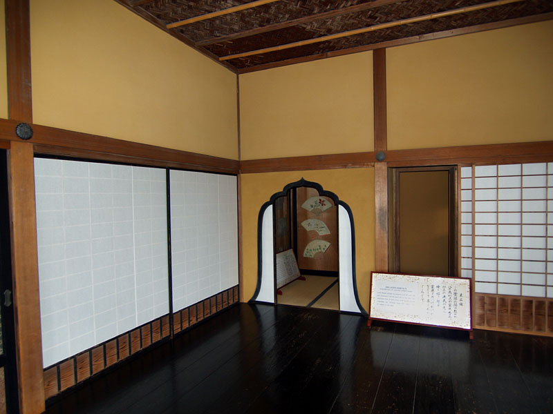 漆塗りの板間・東広縁