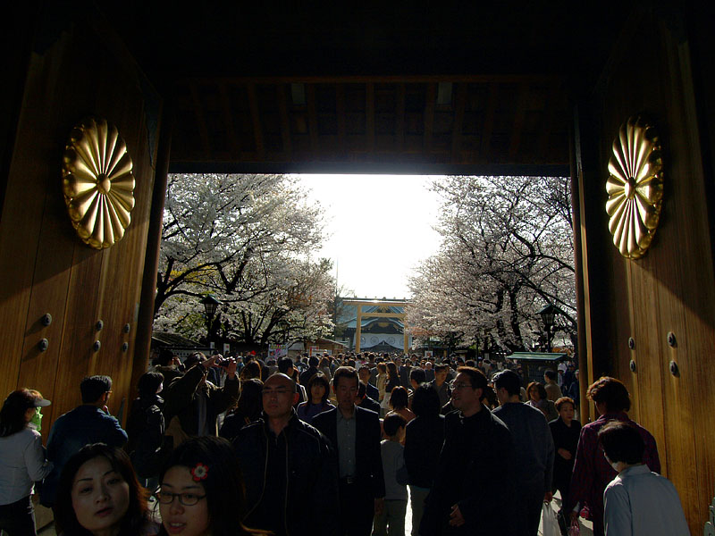 大きな菊の御紋のある靖國神社