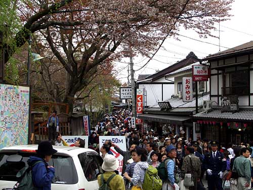 金峯山寺参道