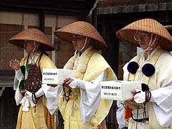 托鉢行中の山岳僧 B