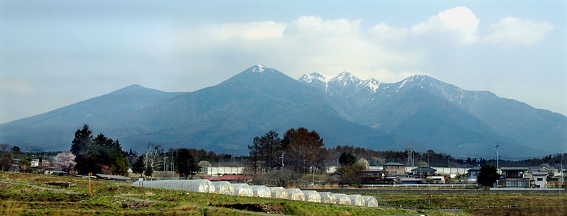 車窓右の八ケ岳・編笠山（2524m）