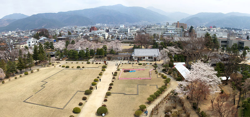 天守閣最上階から臨む本丸御殿跡と美ヶ原高原(東方)