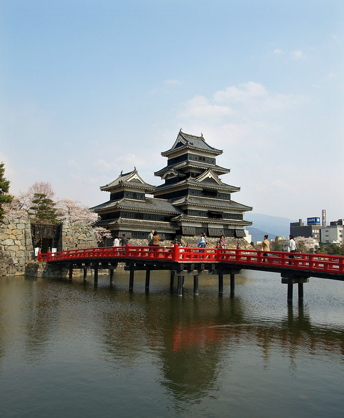 埋橋と松本城(北西面)