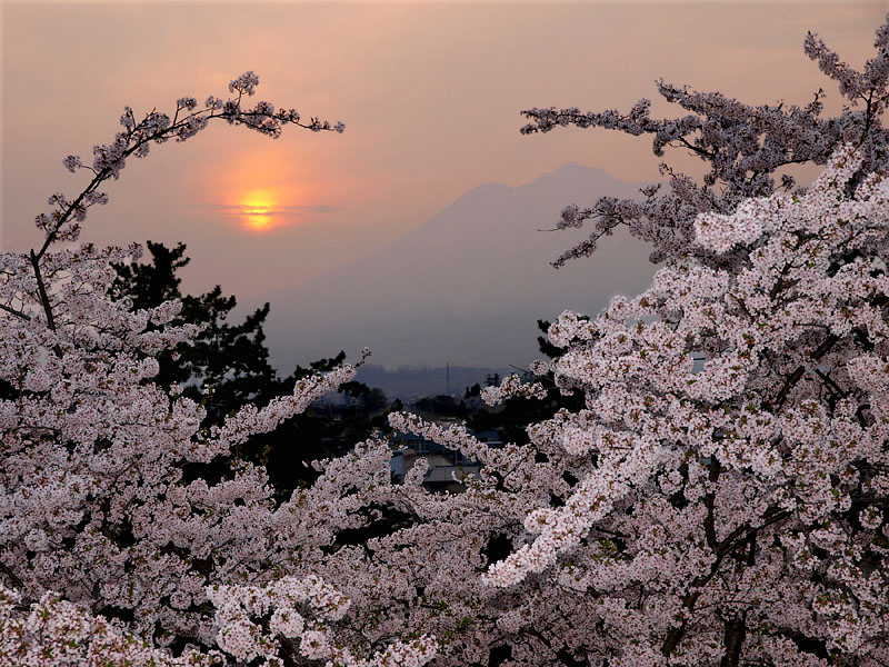 落日の岩木山