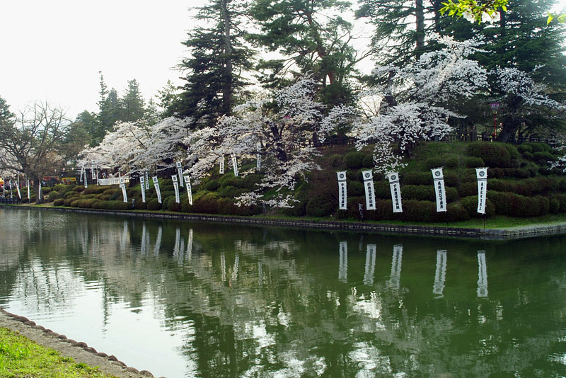 武将の幟が立つ松岬公園(米沢城址)