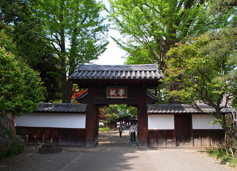 「學校」の扁額のかかる第二の校門「学校門」
