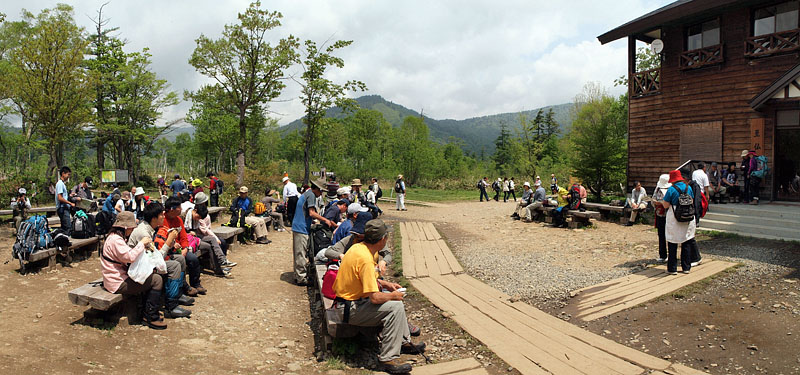 山ノ鼻の広場で休憩
